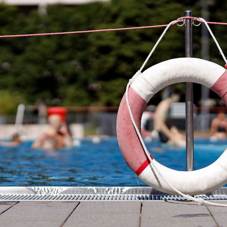 Ein Rettungsring im Schwimmbad (Symbolbild): Wer hat etwas beobachtet?