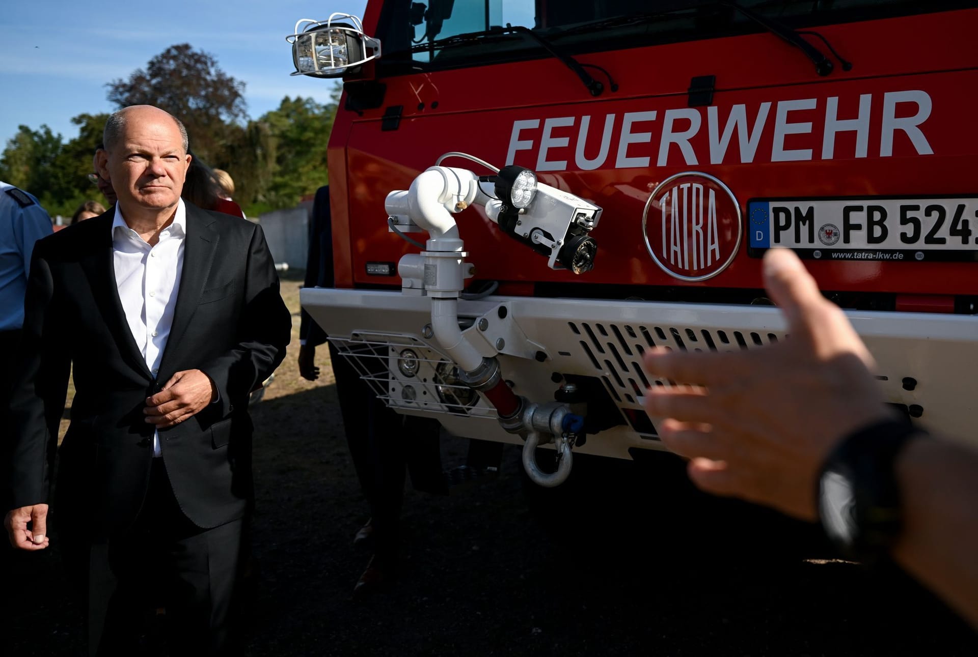 Scholz vor einem Tanklöschfahrzeug: Er dankte den Feuerwehrleuten für ihren Einsatz gegen Waldbrände in Brandenburg.