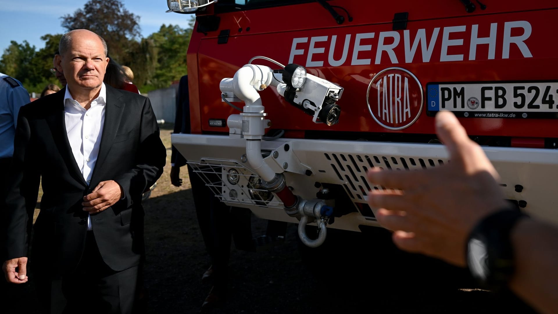 Scholz vor einem Tanklöschfahrzeug: Er dankte den Feuerwehrleuten für ihren Einsatz gegen Waldbrände in Brandenburg.