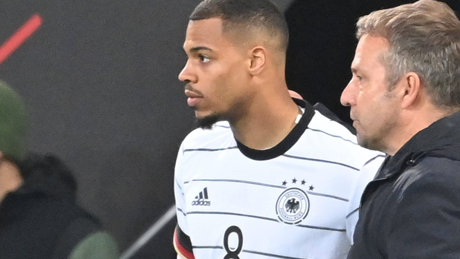 Lukas Nmecha (l.) neben Bundestrainer Hansi Flick: Der 23-Jährige hofft auf ein Ticket für Katar.