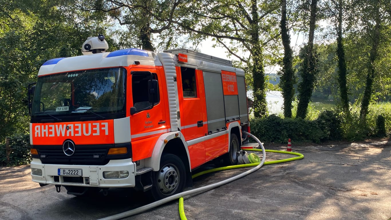 Einsatzwagen der Feuerwehr an der Krummen Lanke: 2400 Liter Wasser pro Minute pumpt das Fahrzeug Richtung Waldbrand.