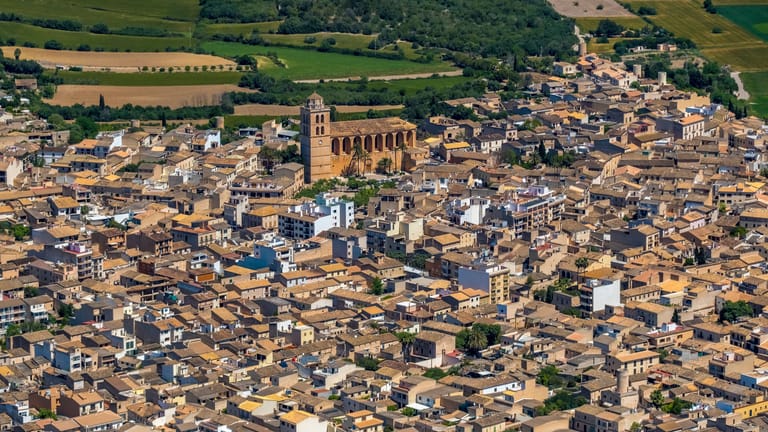 Luftbild von Sant Joan: Die Pfarrkirche Parrquia Sant Joan Baptista zählt zu den wichtigsten Sehenswürdigkeiten.