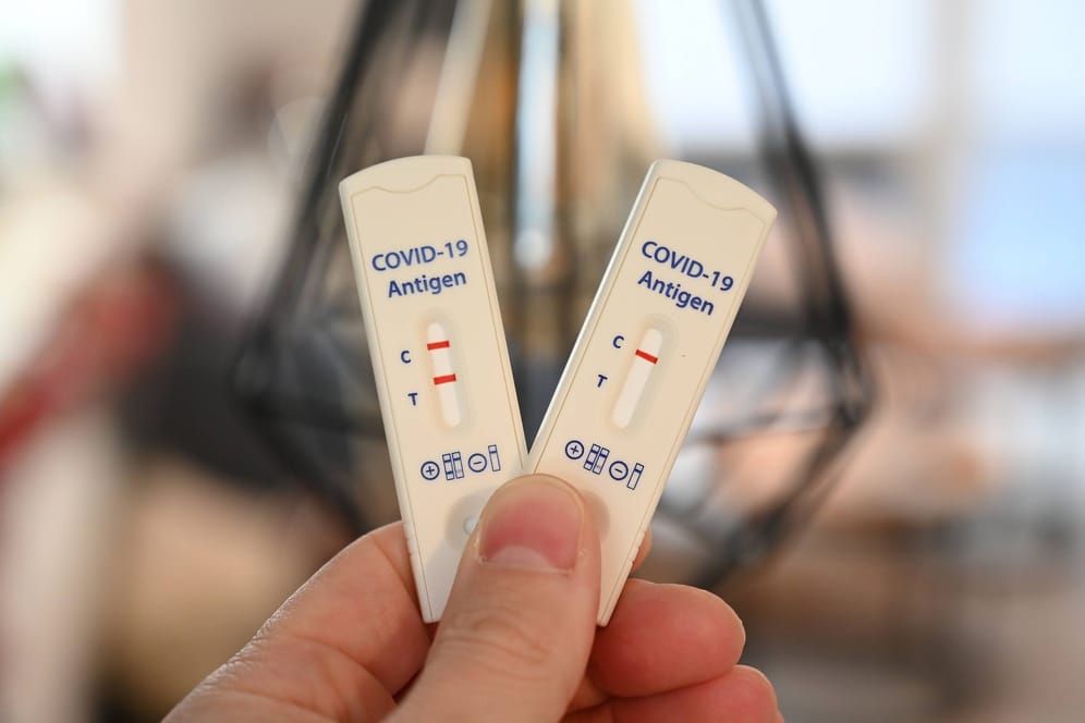 Zwei Corona-Schnelltests: Das RKI meldet sinkende Infektionszahlen, warnt aber Ungeimpfte vor einem schweren Krankheitsverlauf.