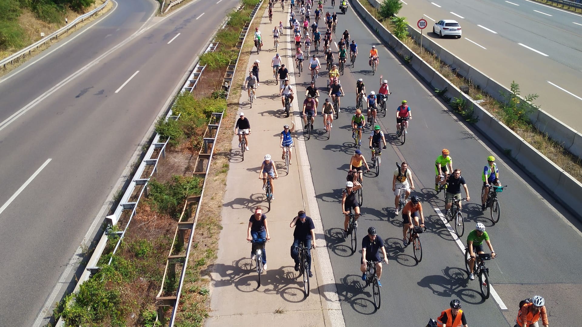 Freie Fahrt für Umweltschützer: Die A66 gehört den Radfahrern.