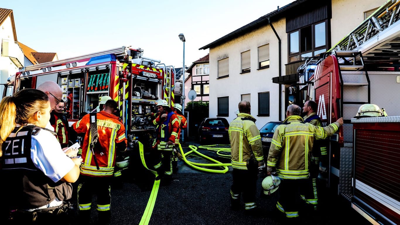 Feuerwehreinsatz in Oberbohingen: Mutmaßlich hat eine 34 Jahre alte Frau die Terrasse ihres einstigen Ehemannes in Brand gesteckt.