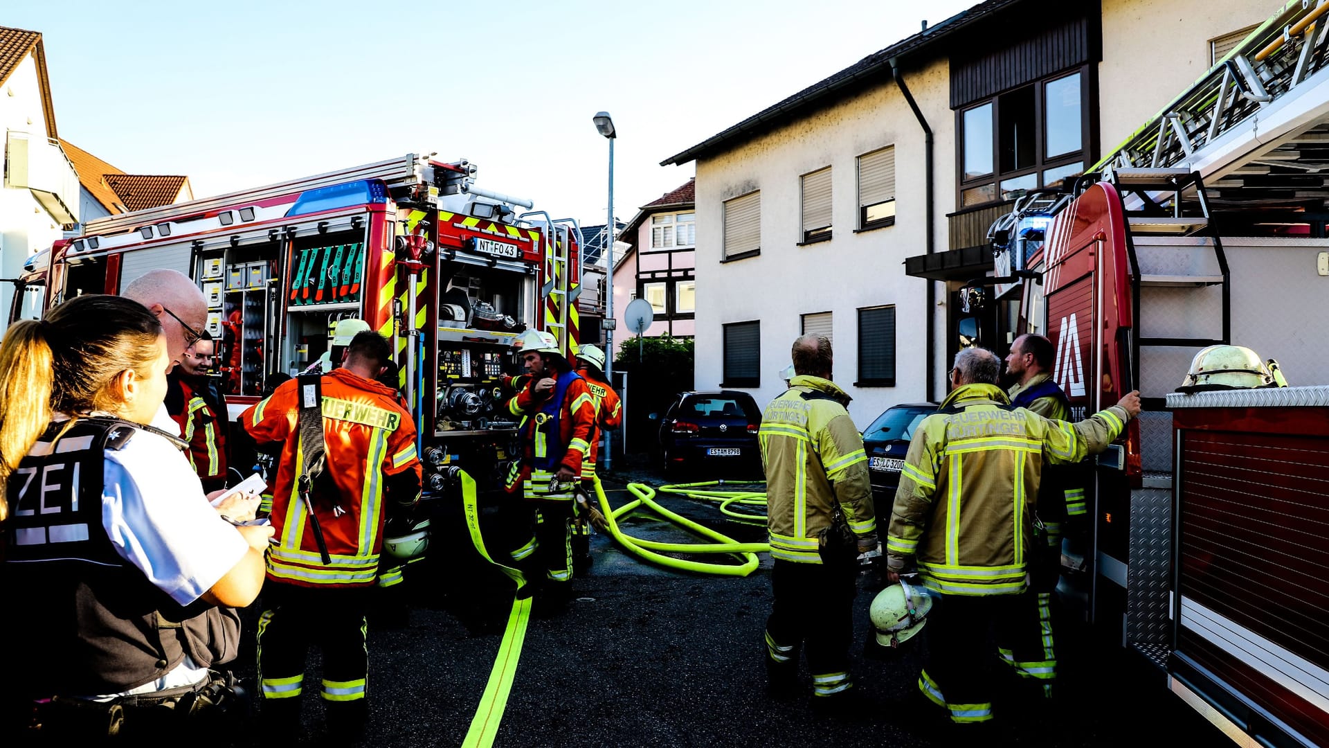 Feuerwehreinsatz in Oberbohingen: Mutmaßlich hat eine 34 Jahre alte Frau die Terrasse ihres einstigen Ehemannes in Brand gesteckt. Feuerwehreinsatz in Oberbohingen: Mutmaßlich hat eine 34 Jahre alte Frau die Terrasse ihres einstigen Ehemannes in Brand gesteckt.