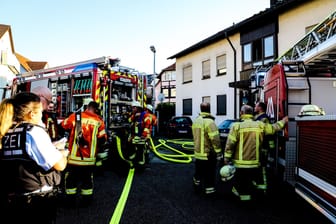 Feuerwehreinsatz in Oberbohingen: Mutmaßlich hat eine 34 Jahre alte Frau die Terrasse ihres einstigen Ehemannes in Brand gesteckt.