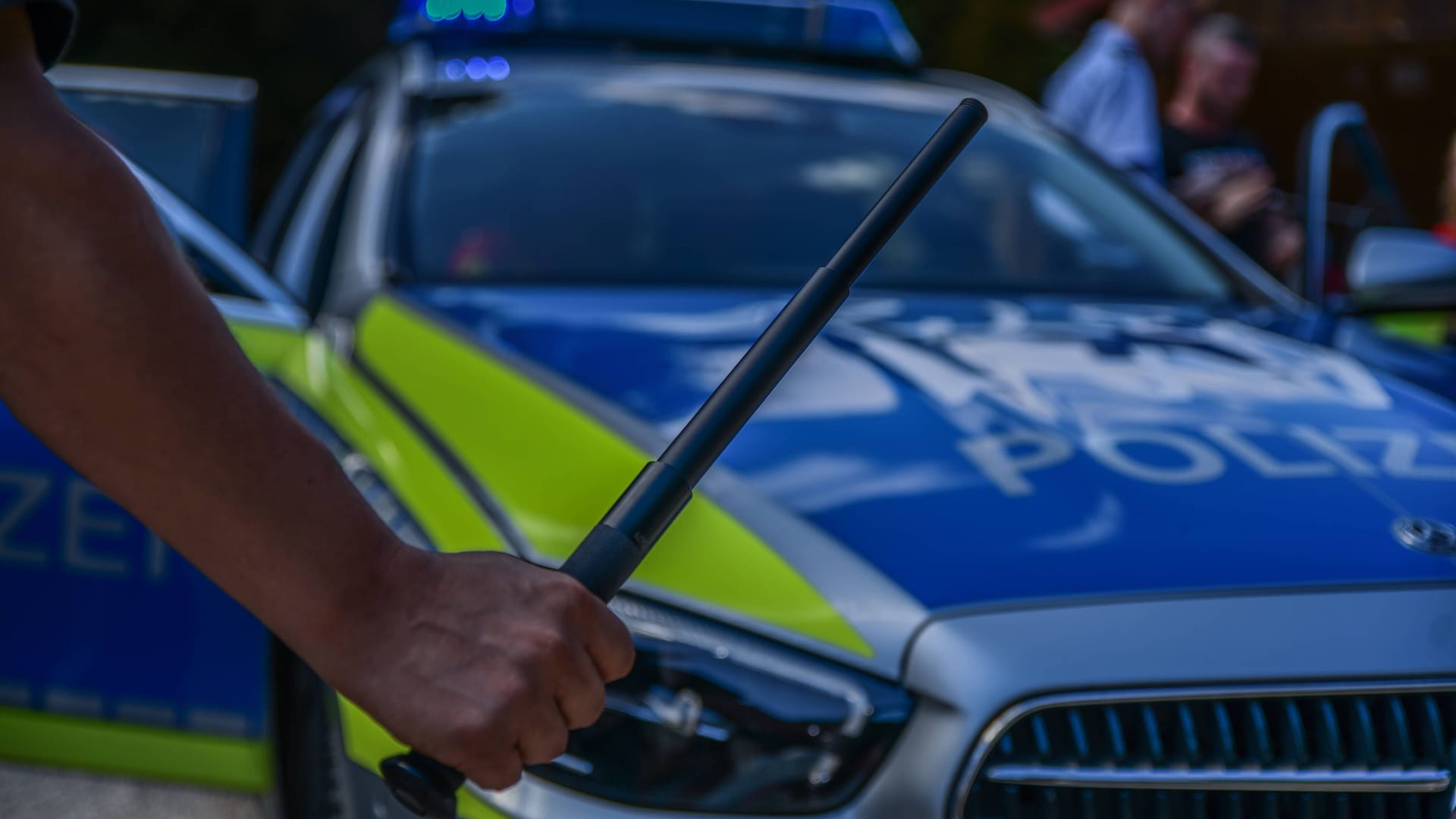 Polizist mit Schlagstock (Symbolfoto): Beamte nahmen den Angreifer fest. Polizist mit Schlagstock (Symbolfoto): Beamte nahmen den Angreifer fest.