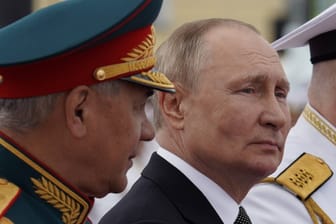 Putin und seine Generäle bei einer Militärparade in St. Petersburg.