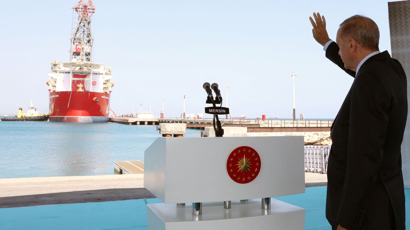 Der türkische Präsident Recep Tayyip Erdogan winkt einem Bohrschiff zu.
