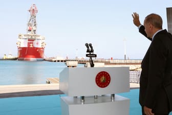 Der türkische Präsident Recep Tayyip Erdogan winkt einem Bohrschiff zu.