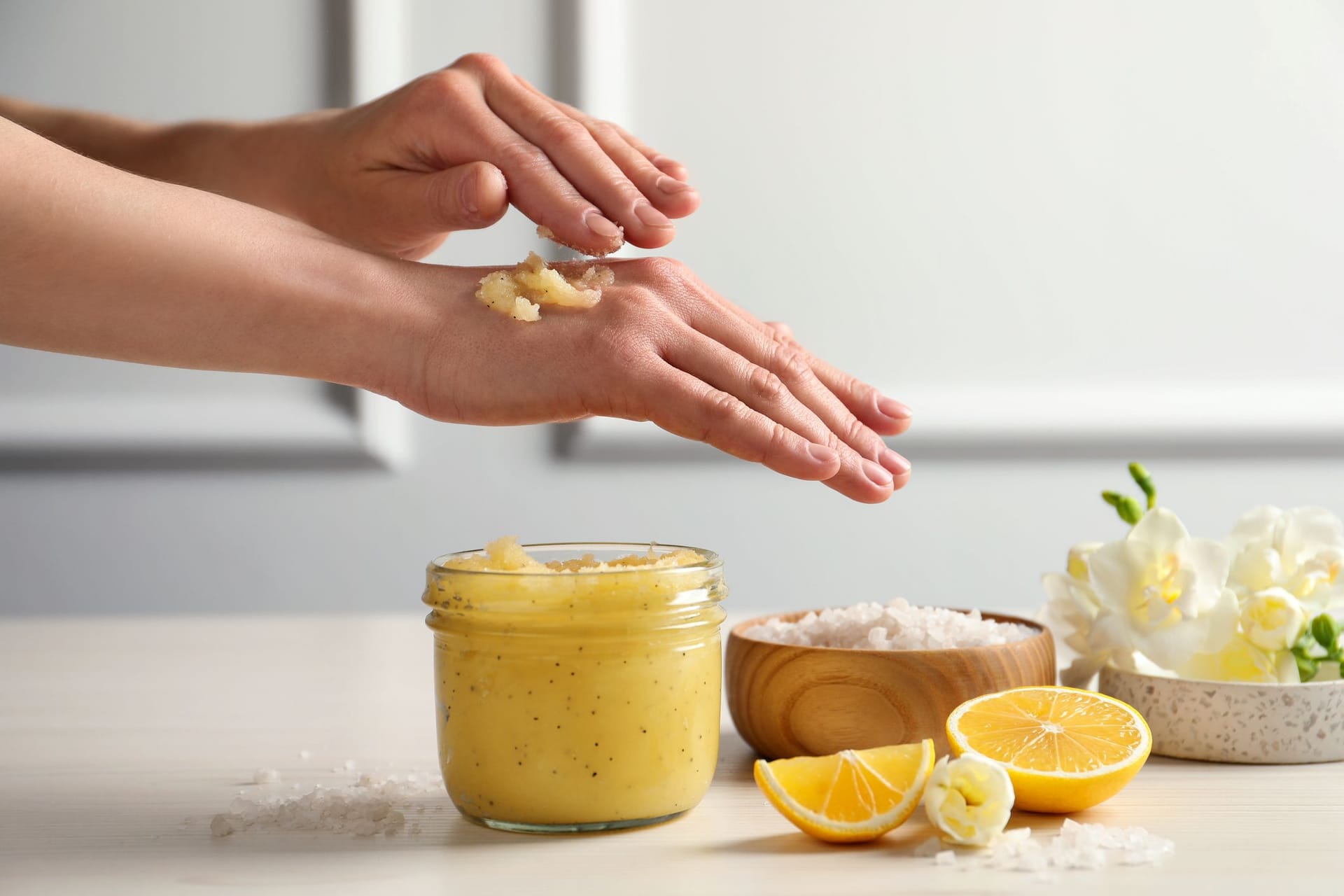 Handpeeling: Viele Kosmetikprodukte lassen sich einfach selbst herstellen.