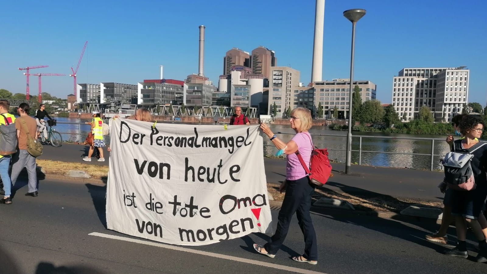 Eine Demonstrantin mit einer klaren Botschaft.