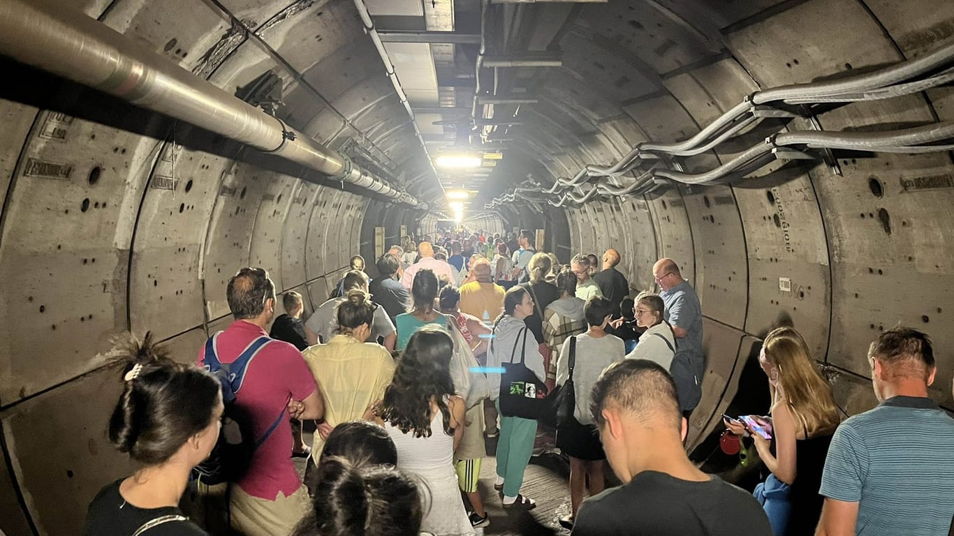 Panne im Eurotunnel: Die Passagiere müssen durch eine Wartungsröhre zu einem Ersatzzug laufen.