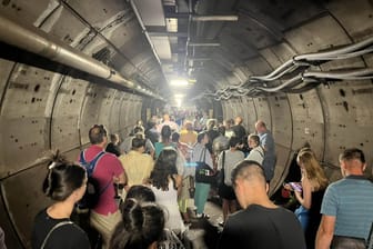 Panne im Eurotunnel: Die Passagiere müssen durch eine Wartungsröhre zu einem Ersatzzug laufen.