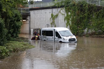 Fahrzeug in den Wassermassen in Zirndorf: Insassen mussten von der Feuerwehr gerettet werden.