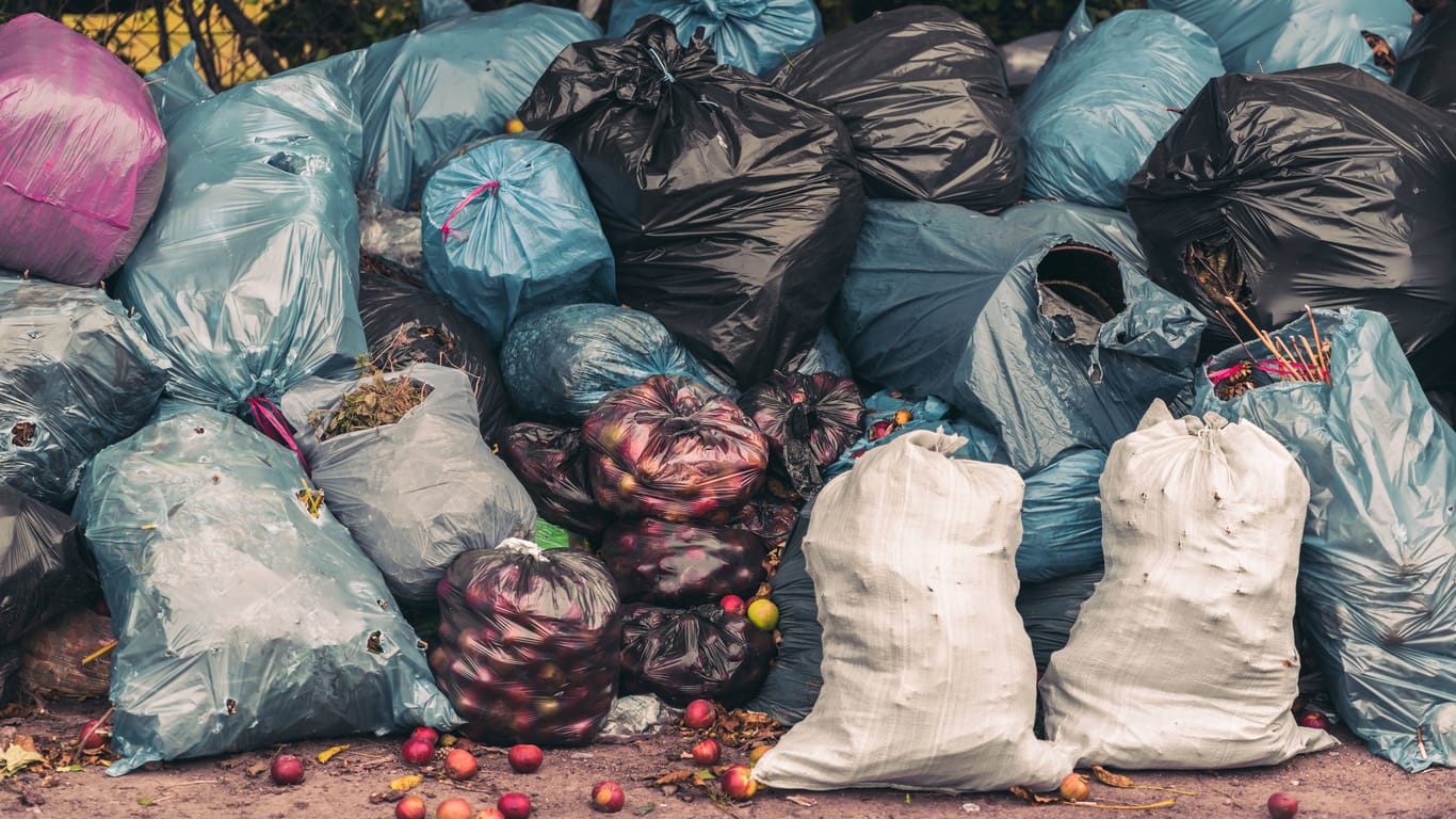 imago images 135057617Rohmaterial statt wertloser Müll: Mit innovativen Verfahren werden Gartenabfälle zum Ausgangsmaterial für Bioplastik.