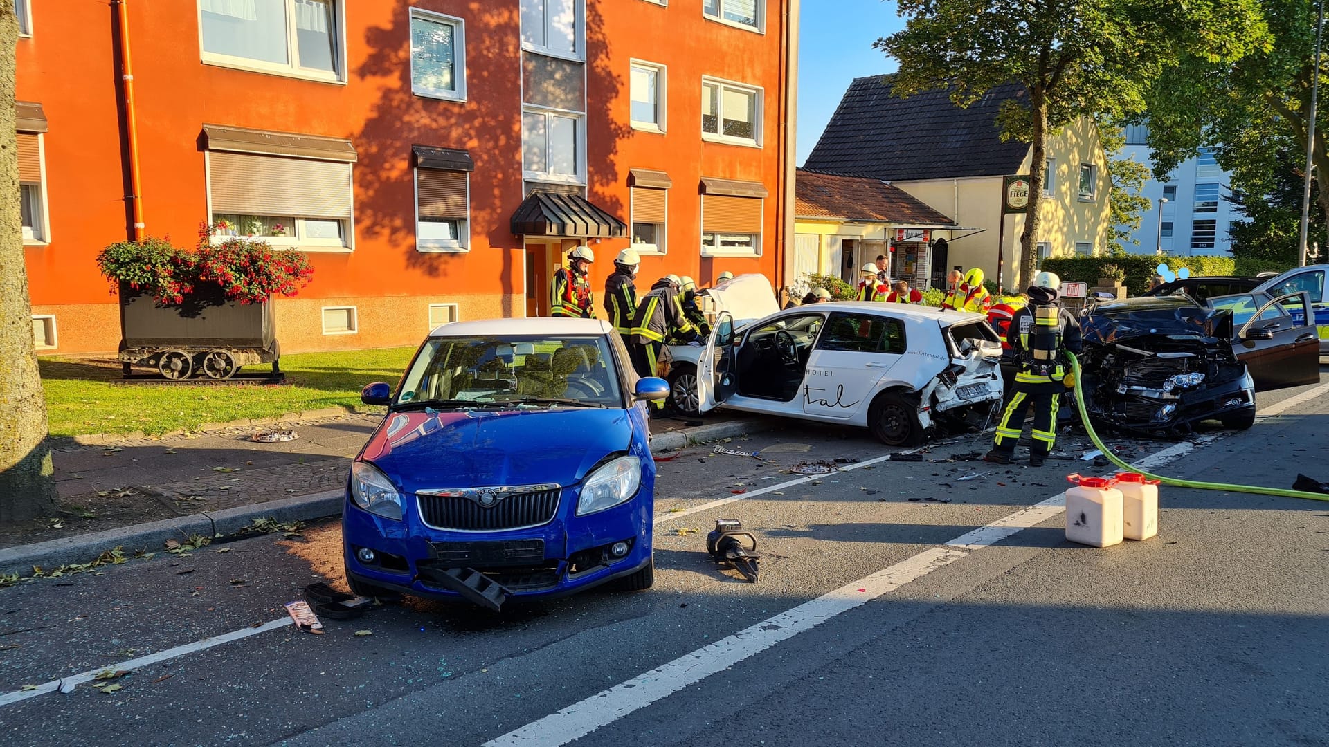 Die Feuerwehr war rund 90 Minuten mit der Unfallräumung beschäftigt.