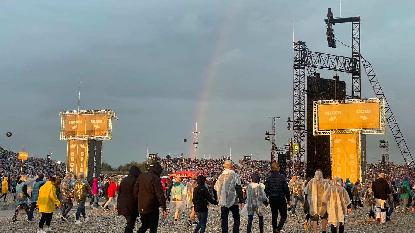 Ein Regenbogen pünktlich zum Konzertbeginn: Das matschige Gelände gerät da in den Hintergrund.