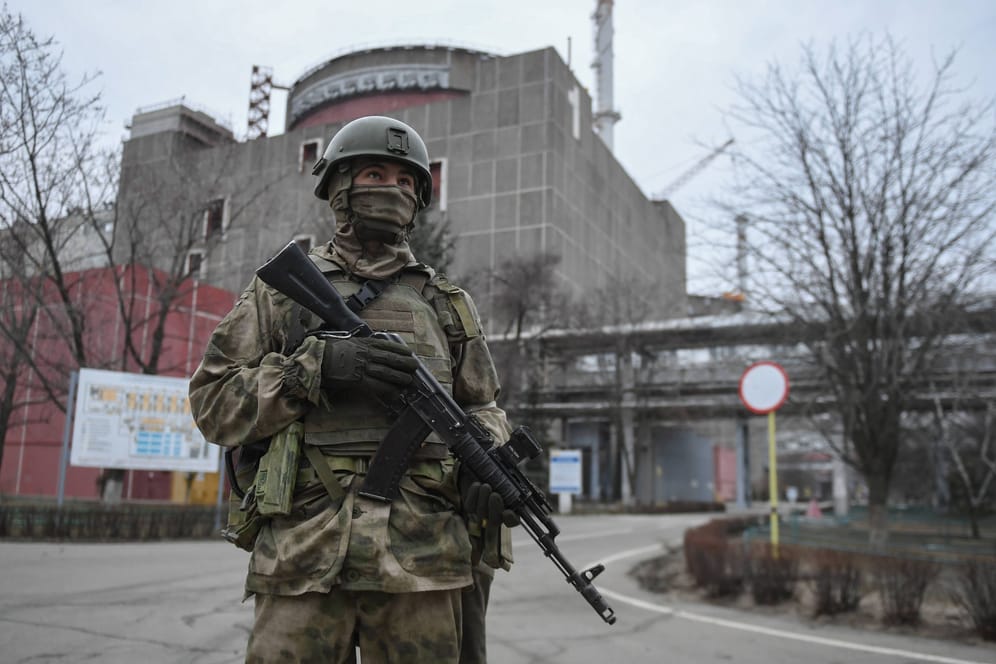 Ein russischer Soldat bewacht das AKW in Saporischschja (Archivbild): Die Ukraine und Russland werfen sich gegenseitig vor, das Werk zu beschießen.