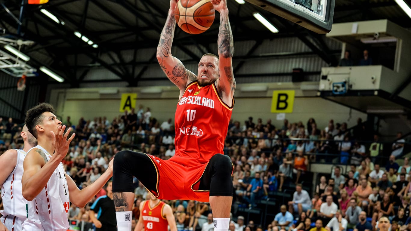 Kraftvoll abgeschlossen: Deutschlands Daniel Theis beim Dunk im Vorbereitungsspiel gegen Belgien.