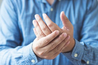 Häufig betrifft das Raynaud-Syndrom vor allem die Finger.