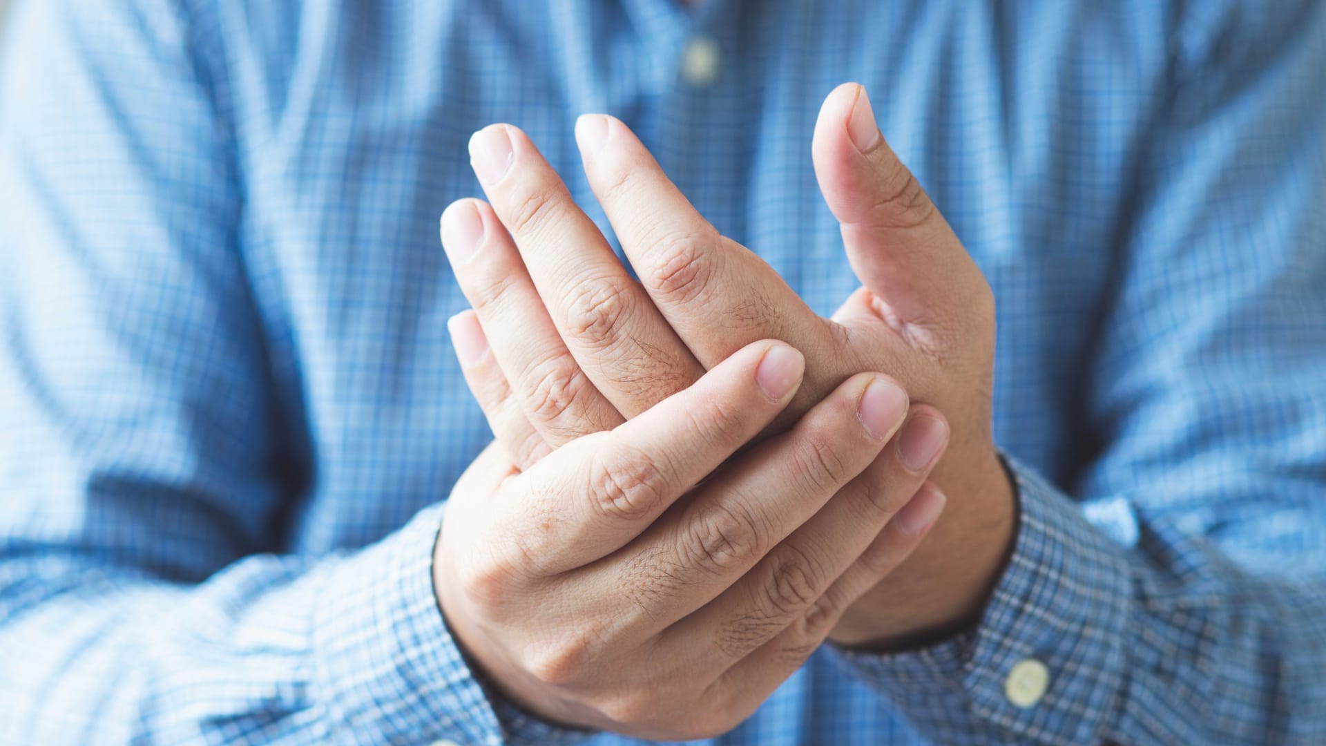 Häufig betrifft das Raynaud-Syndrom vor allem die Finger.