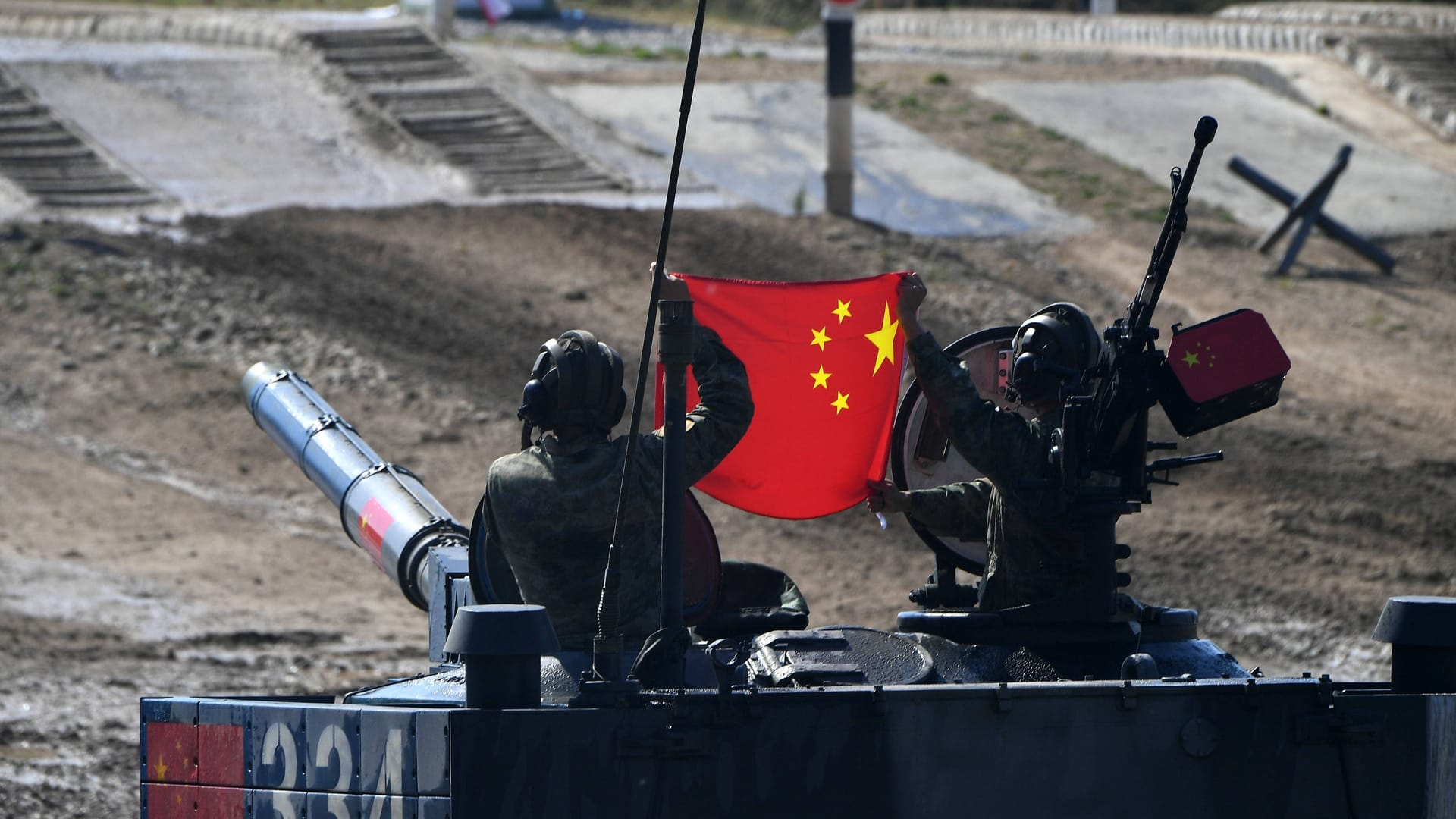 Chinesische Soldaten auf einem Panzer bei einer Übung in Russland (Archivbild): Peking will auch Truppen zu einem Großmanöver schicken.