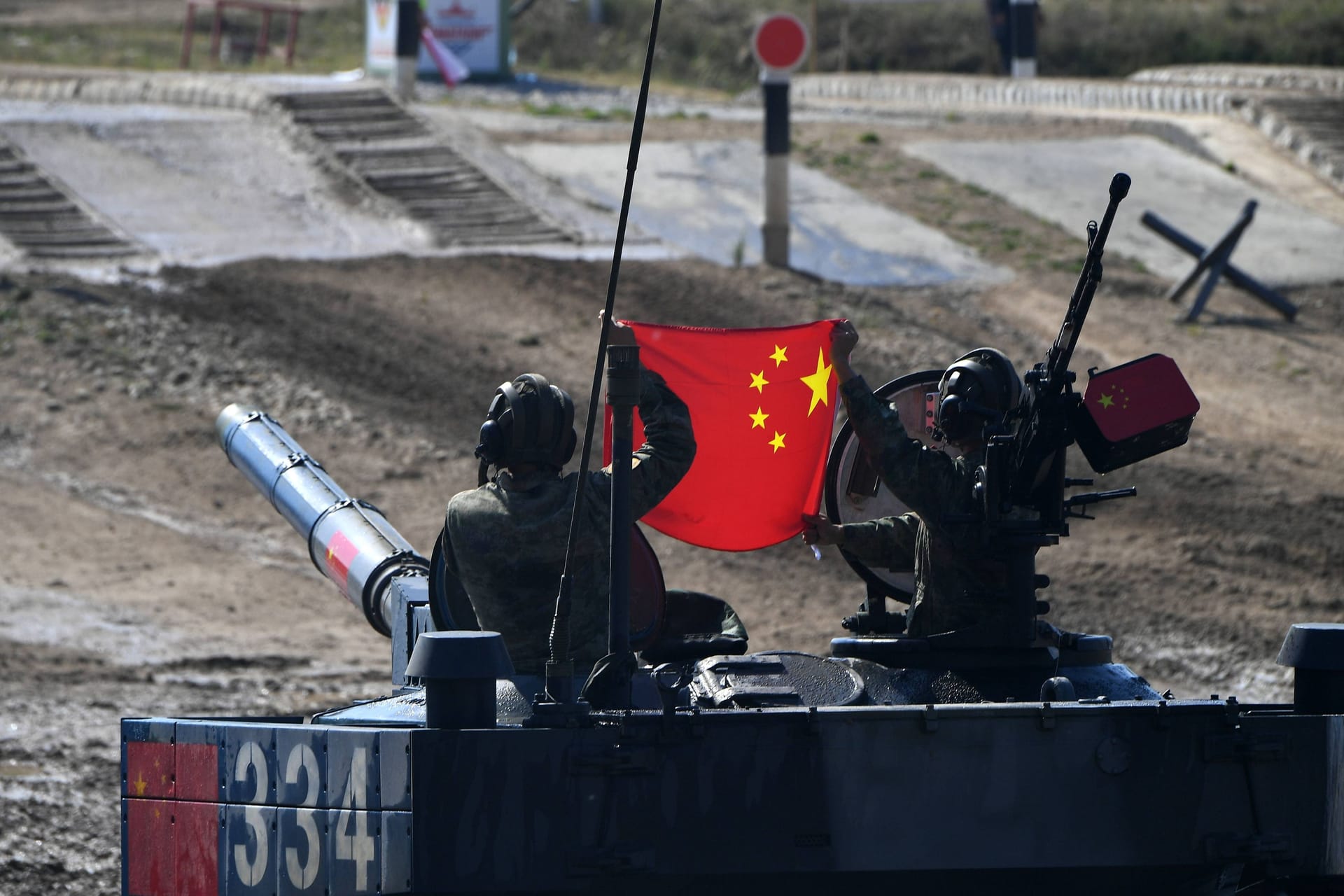 Chinesische Soldaten auf einem Panzer bei einer Übung in Russland (Archivbild): Peking will auch Truppen zu einem Großmanöver schicken.