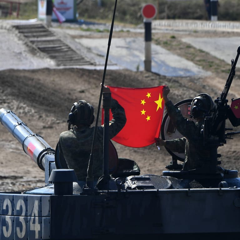 Chinesische Soldaten auf einem Panzer bei einer Übung in Russland (Archivbild): Peking will auch Truppen zu einem Großmanöver schicken.