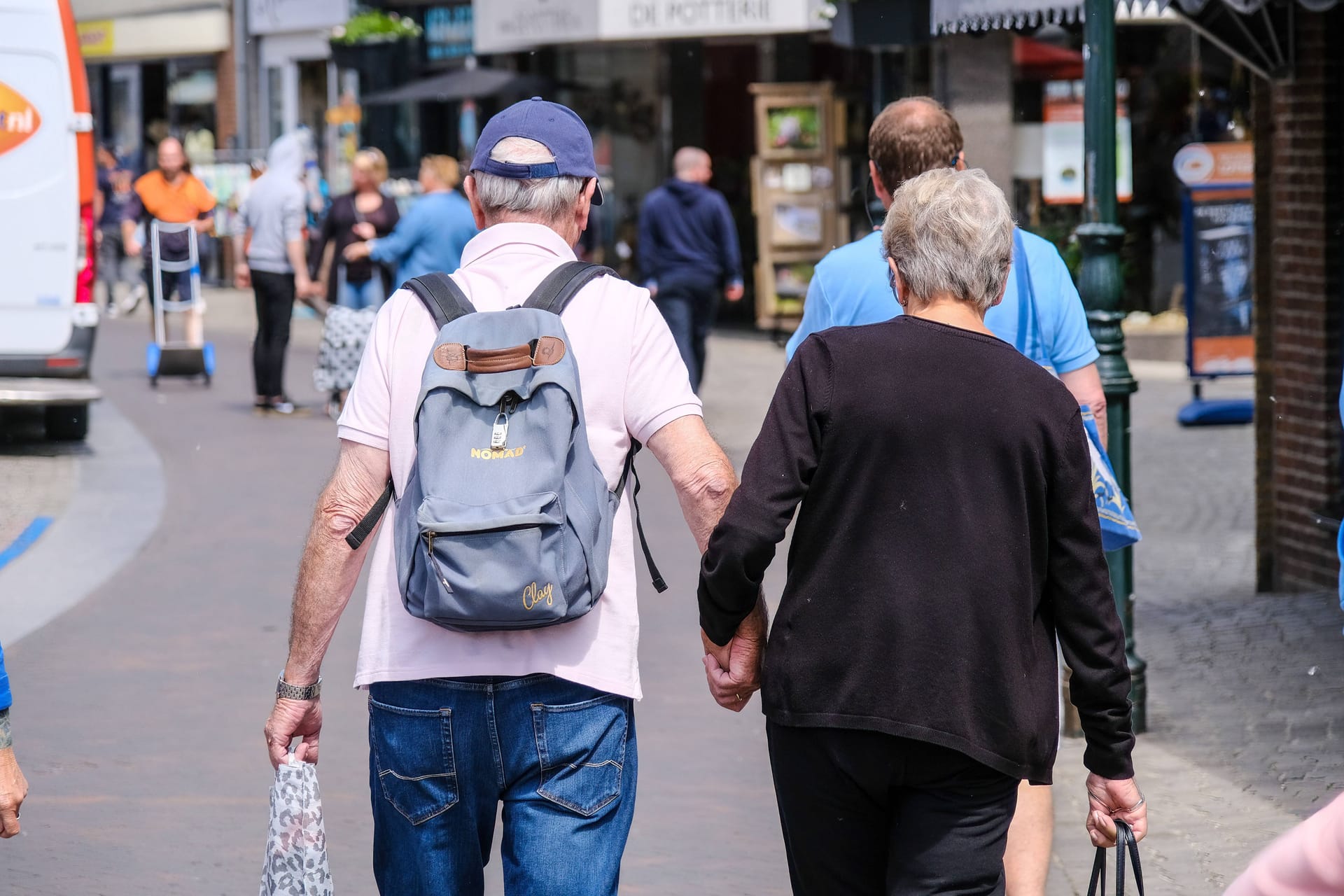 Zwei Renter beim Einkaufsbummel: Das Renteneintrittsalter könnte angehoben werden. Zwei Renter beim Einkaufsbummel: Das Renteneintrittsalter könnte angehoben werden.