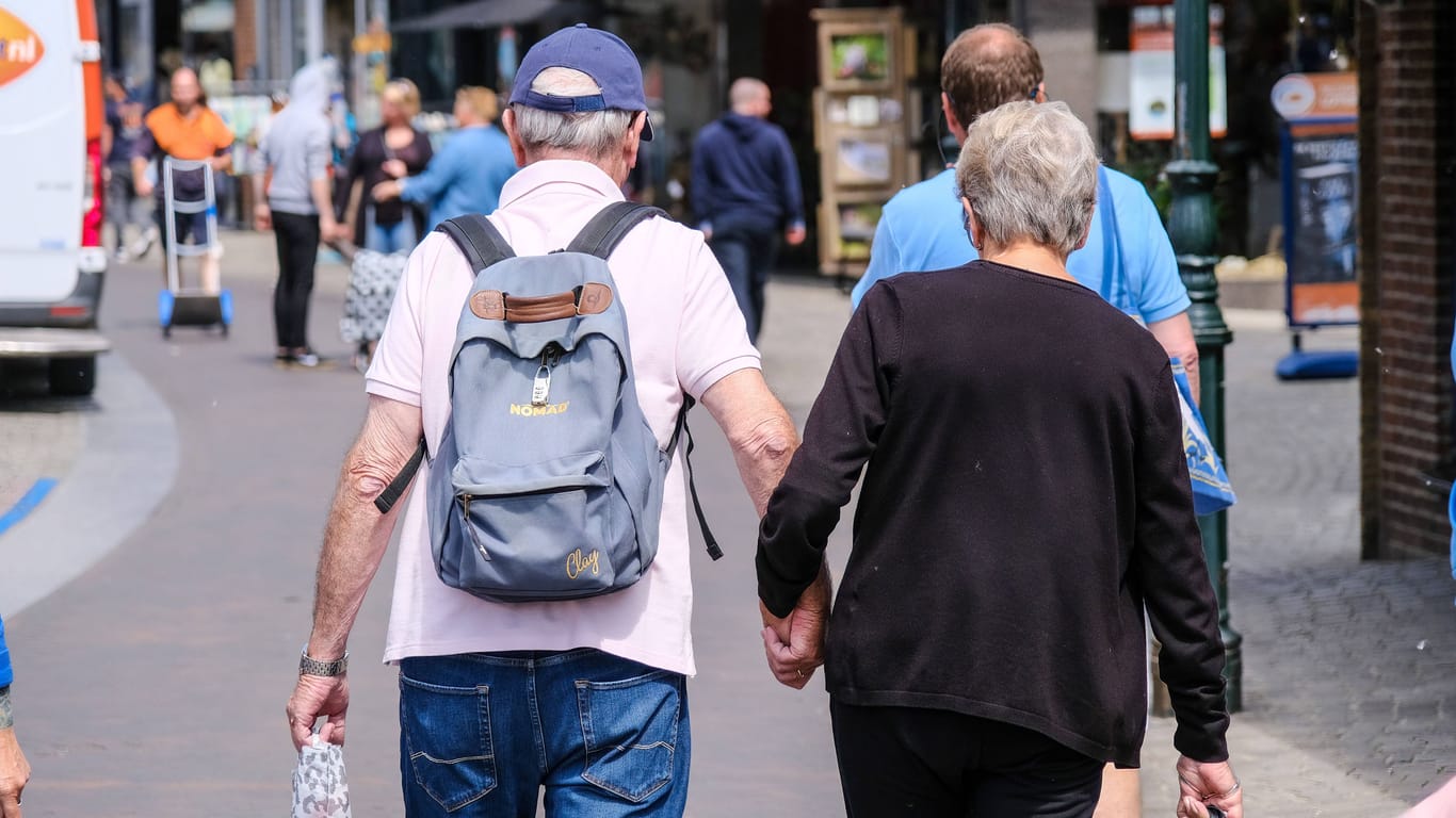 Zwei Renter beim Einkaufsbummel: Das Renteneintrittsalter könnte angehoben werden.