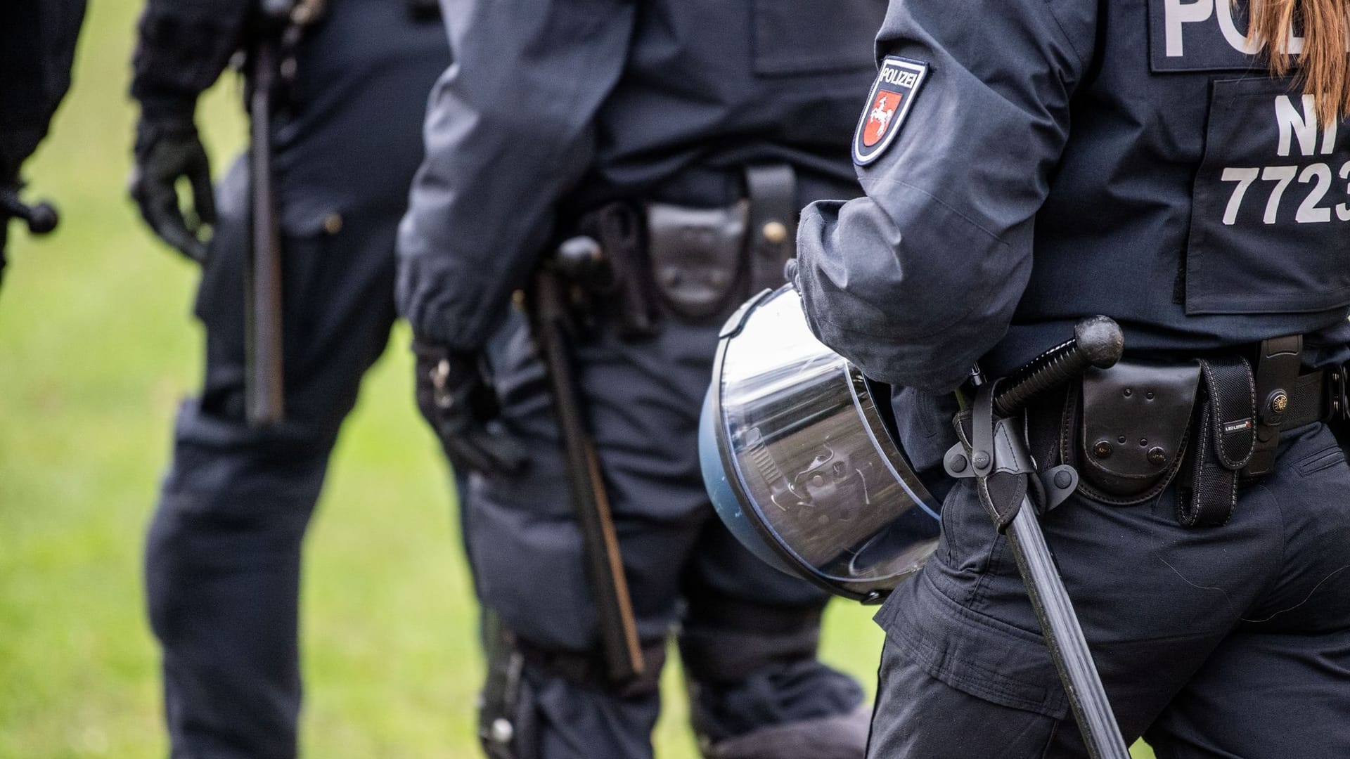 Polizeibeamte Niedersachsen (Archivbild): Ermittlungen gegen die Polizistin, deren Lebensgefährte der rechtextremistischen Szene angehören soll, werden wieder aufgenommen.