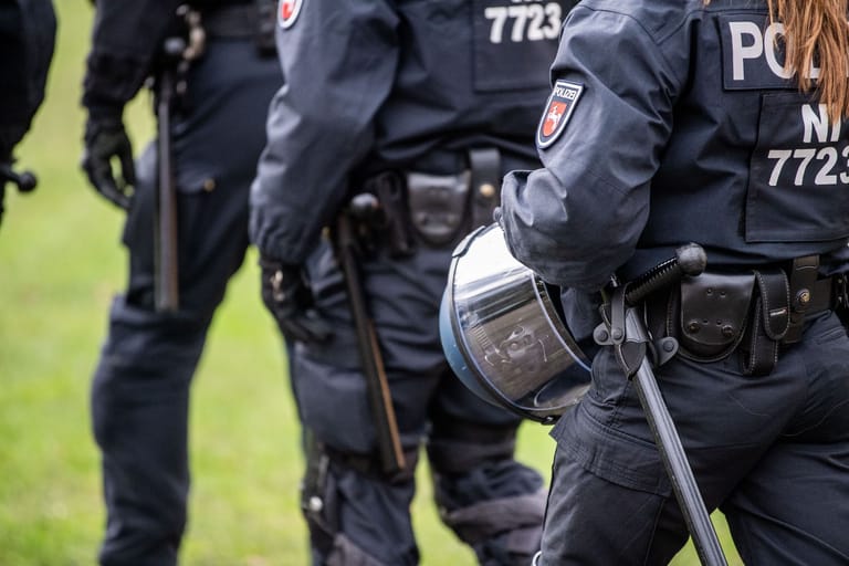 Polizeibeamte Niedersachsen (Archivbild): Ermittlungen gegen die Polizistin, deren Lebensgefährte der rechtextremistischen Szene angehören soll, werden wieder aufgenommen.