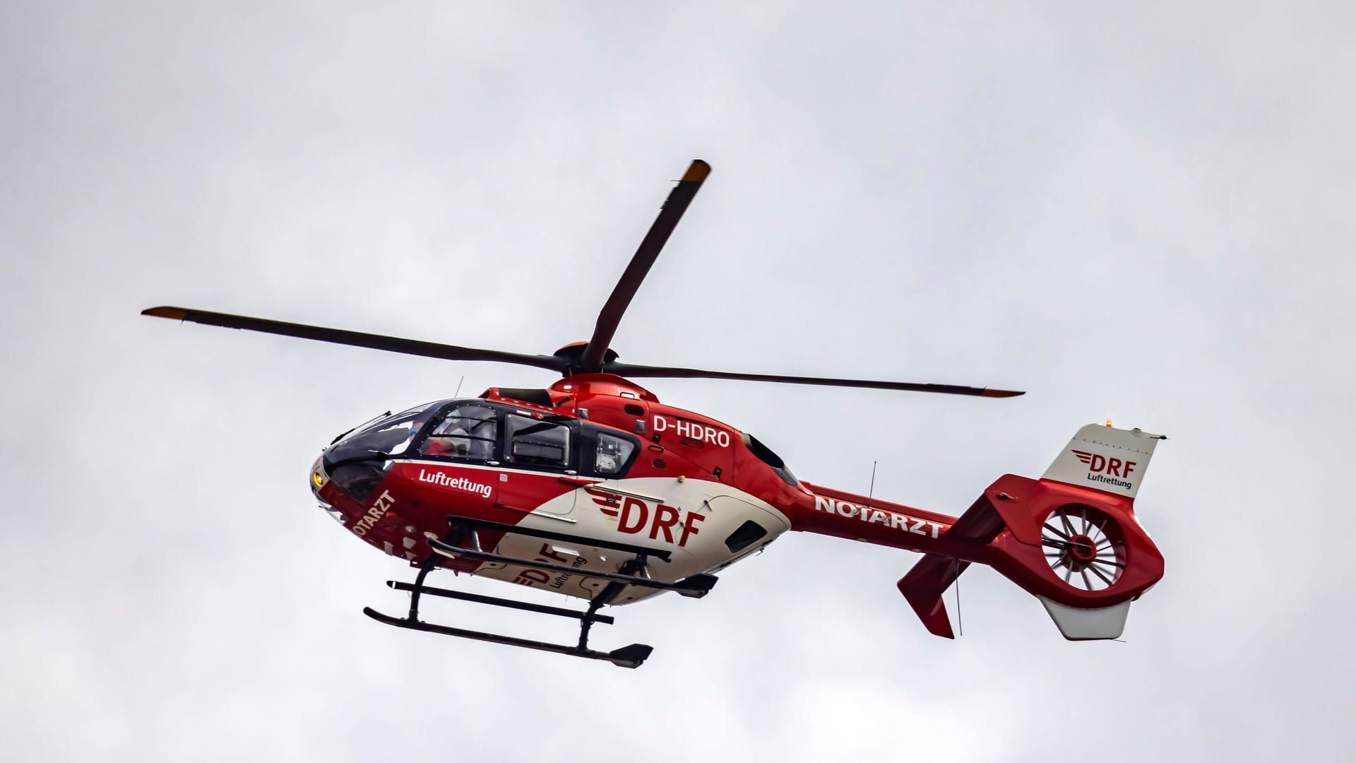 Ein Rettungshubschrauber der DRF Luftrettung in Baden-Württemberg (Archiv): Die schwer verletzte Motorradfahrerin musste mit dem Hubschrauber ins Krankenhaus gebracht werden.