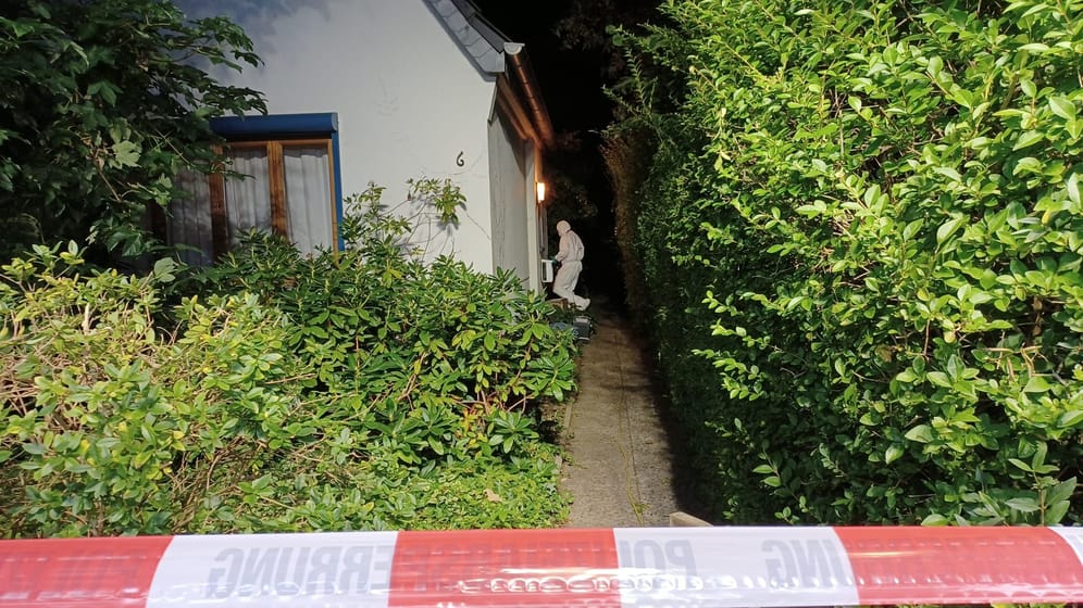 Ein Ermittler der Spurensicherung am Tatort: In Delmenhorst wurde eine Frau tot in ihrer Wohnung gefunden.