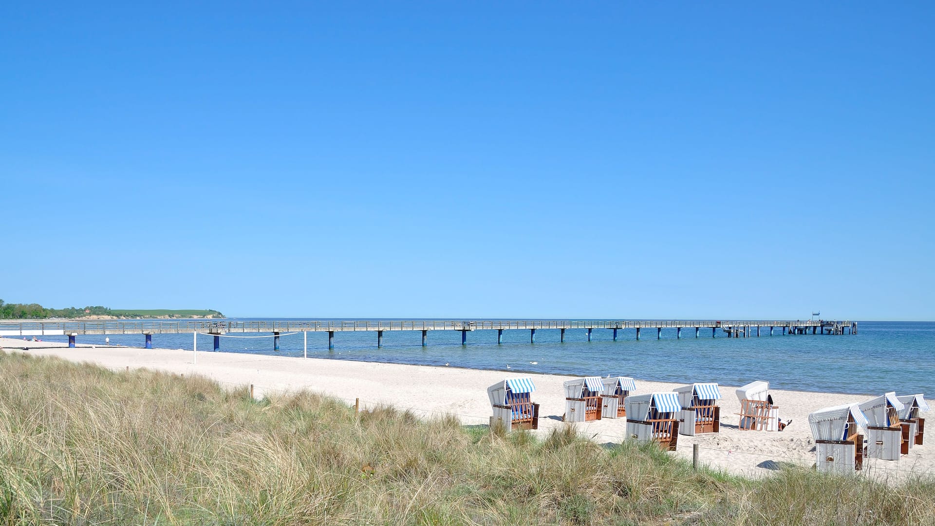 Mit unserem Reise-Deal des Tages können Sie es sich schon bald wieder in einem Strandkorb gemütlich machen.