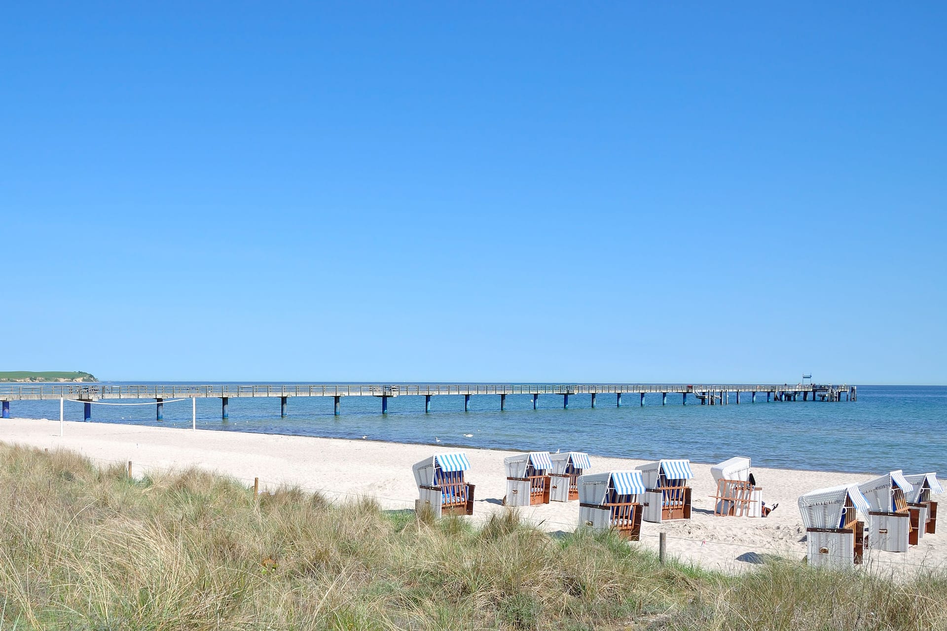 Mit unserem Reise-Deal des Tages können Sie es sich schon bald wieder in einem Strandkorb gemütlich machen.