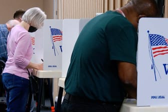 Wähler an den Urnen: Kansas hat abgestimmt.