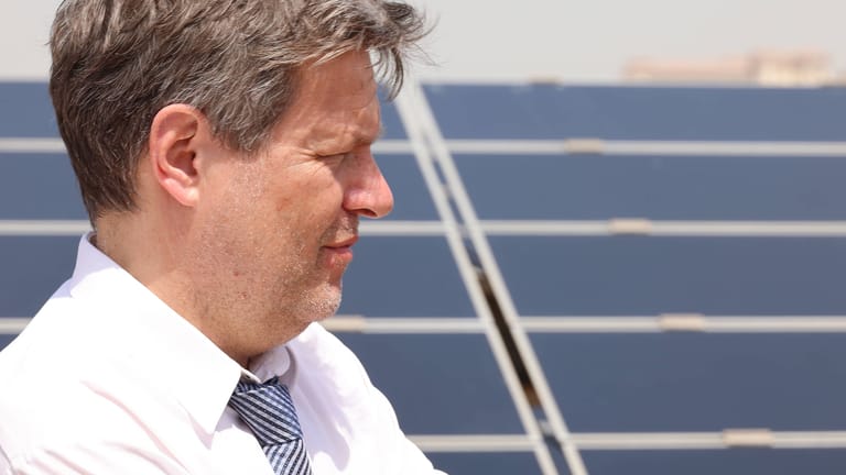 Habeck und Gruener Wasserstoff mit Solar 21.03.2022, VAE, Abu Dhabi, Solaranlage und Stadtprojekt Zukunftsstadt der staatlichen Masdar Comany mit Besuch des Vizekanzlers Robert Habeck.