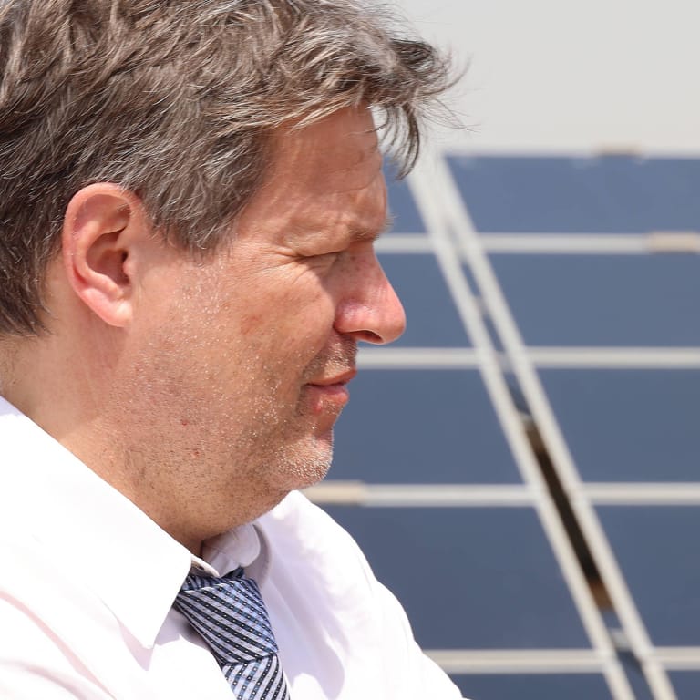 Robert Habeck zwischen Solarzellen: Der Wirtschaftsminister will den Turbo für die Erneuerbaren Energien in der Bundesrepublik zünden.