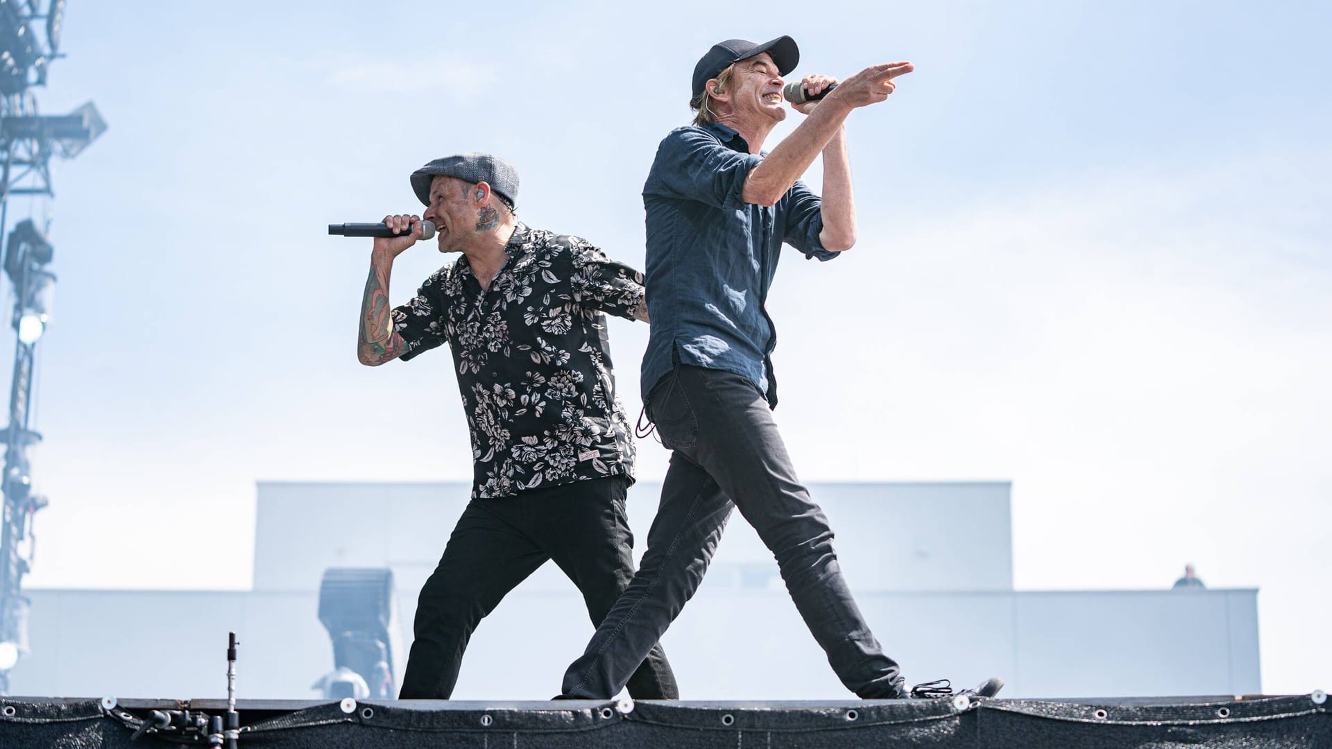 "Die Toten Hosen" bei einem Auftritt bei "Rock am Ring" (Auftritt). "Die Toten Hosen" bei einem Auftritt bei "Rock am Ring" (Auftritt).