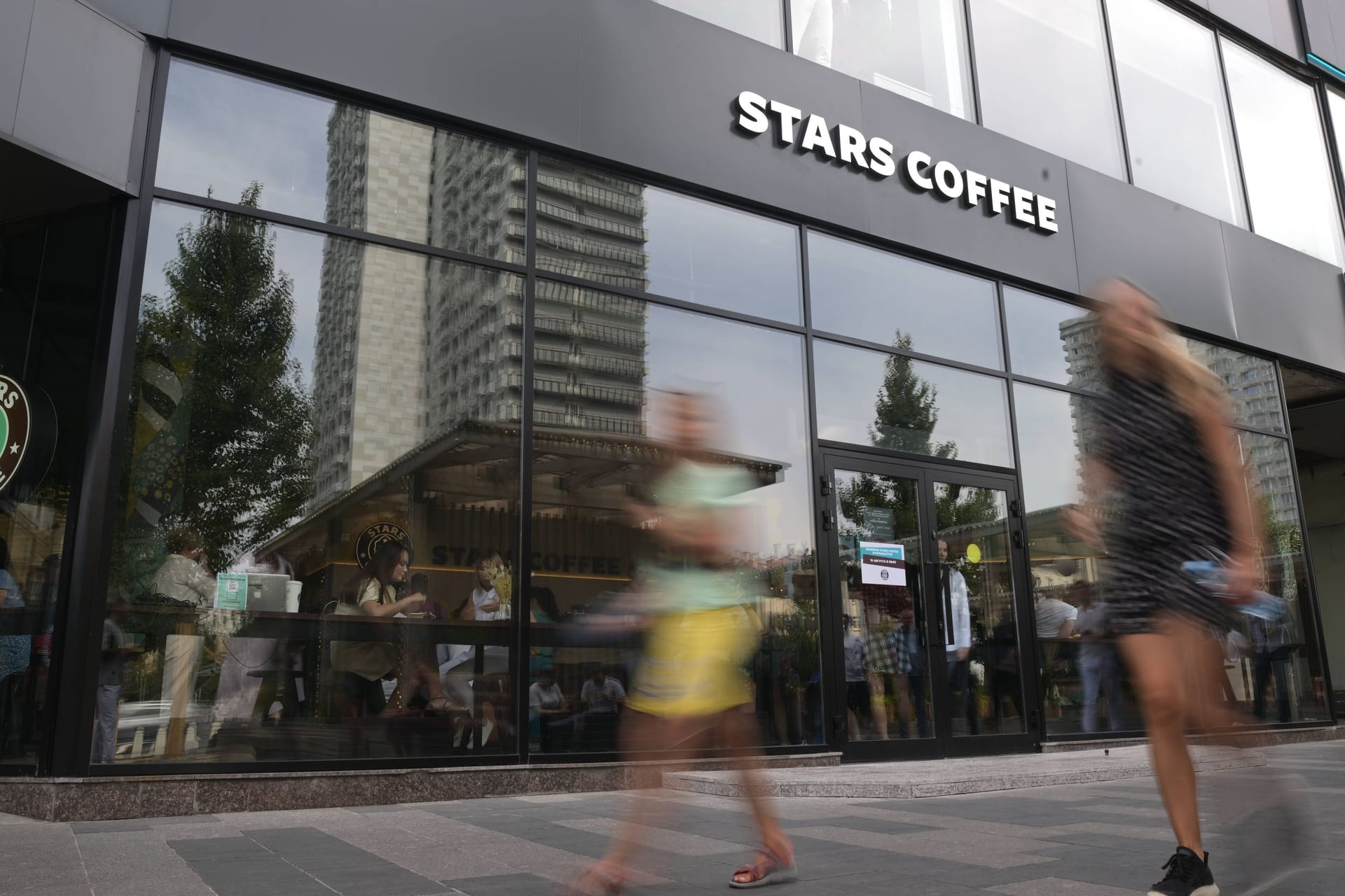 Russland hat die "Starbucks"-Kette nachgeahmt: Dort heißen die Geschäfte nun "Stars Coffee".