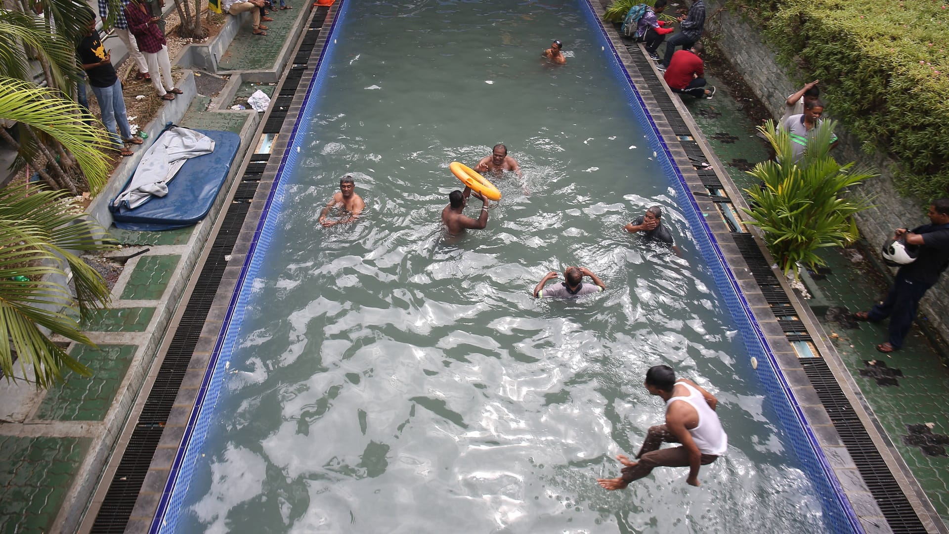 Demonstrierende im Pool des Präsidentenpalastes in Sri Lanka: Der Höhepunkt der Proteste in Sri Lanka war die Besetzung des Palastes.