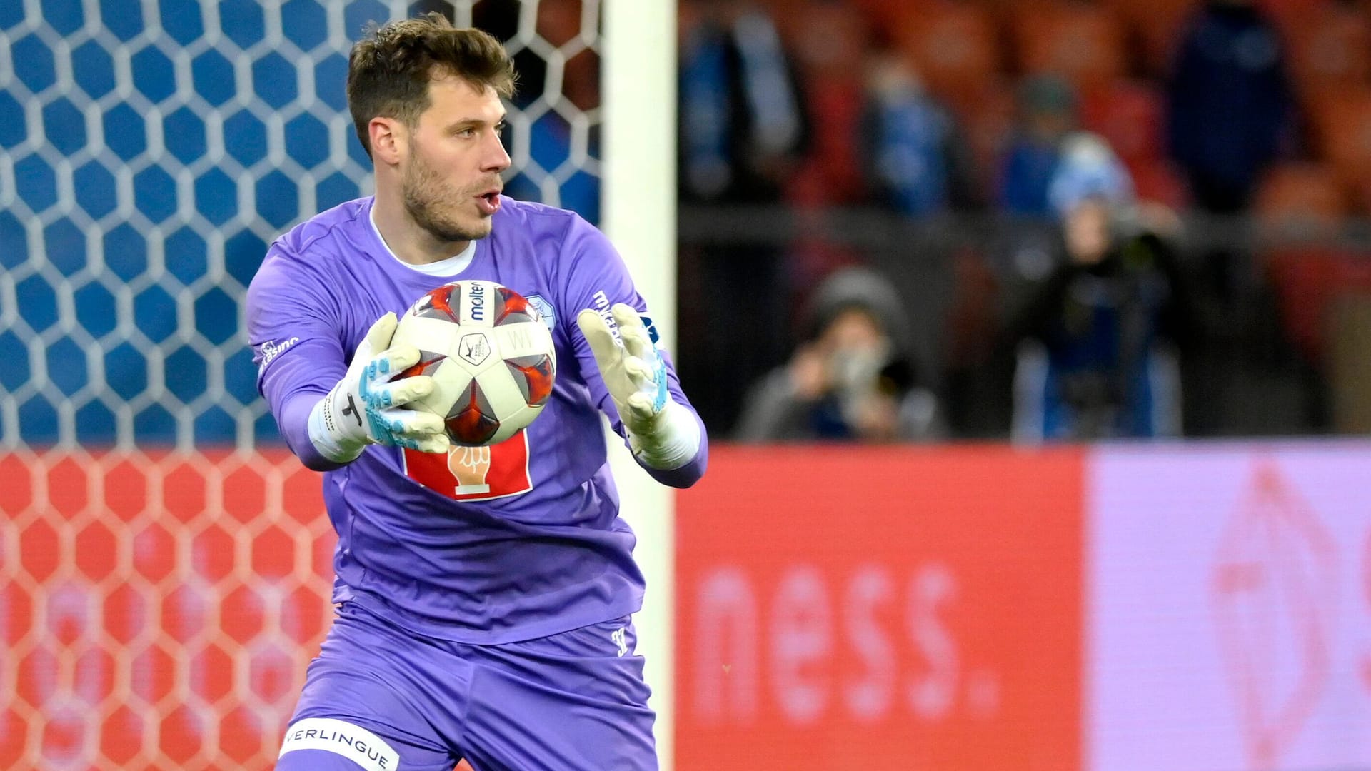 Marius Müller: Eine unüberlegte Aussage des Keepers hat nun ein Verfahren zur Folge. Marius Müller: Eine unüberlegte Aussage des Keepers hat nun ein Verfahren zur Folge.
