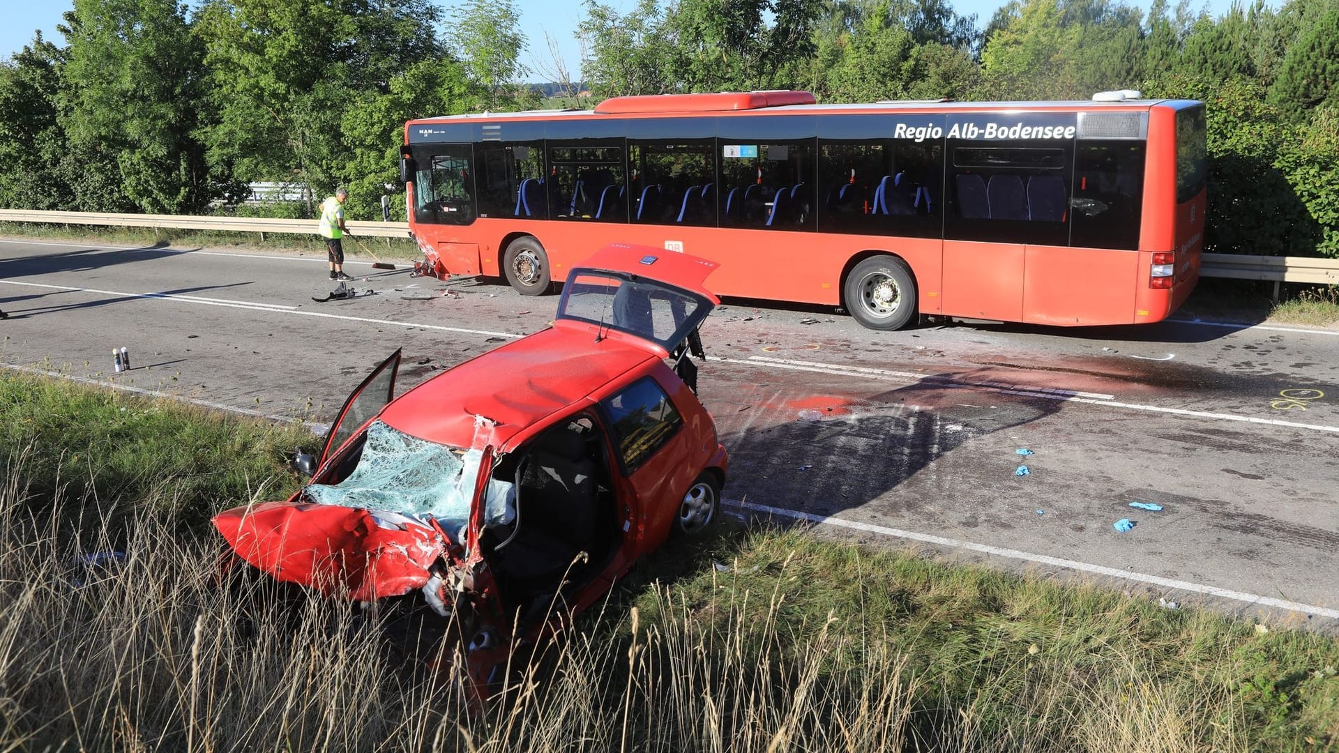 Auto prallt frontal in Bus