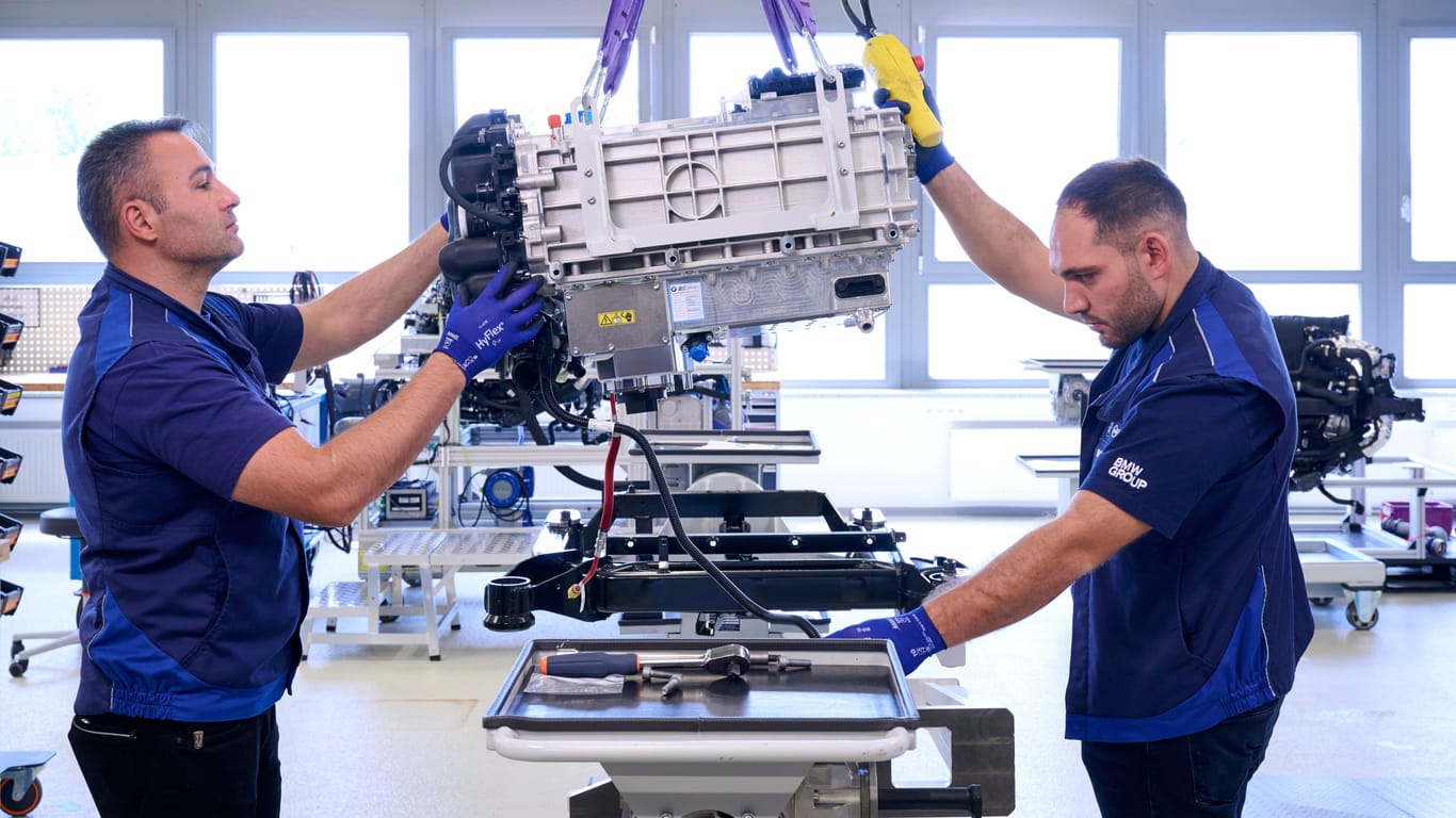 Hightech: BMW-Mitarbeiter fügen bei der Produktion von Brennstoffzellensystemen für den iX5 Hydrogen Baugruppen zusammen.