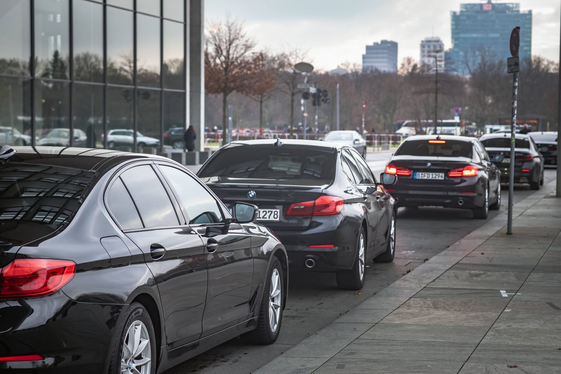 Regierungsviertel in Berlin mit einer Schlange Dienstwagen (Symbolbild): Mit dem Abbau des Dienstwagenprivilegs könnte die Bundesregierung ein 365-Euro-Ticket finanzieren.