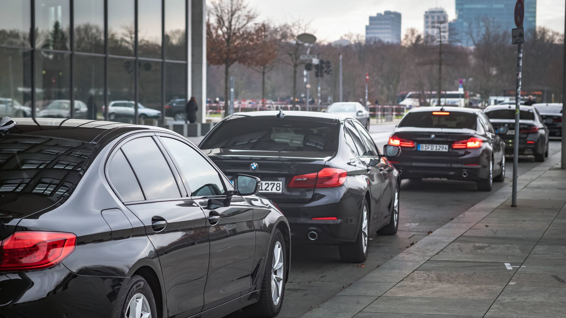 Regierungsviertel in Berlin mit einer Schlange Dienstwagen (Symbolbild): Mit dem Abbau des Dienstwagenprivilegs könnte die Bundesregierung ein 365-Euro-Ticket finanzieren.