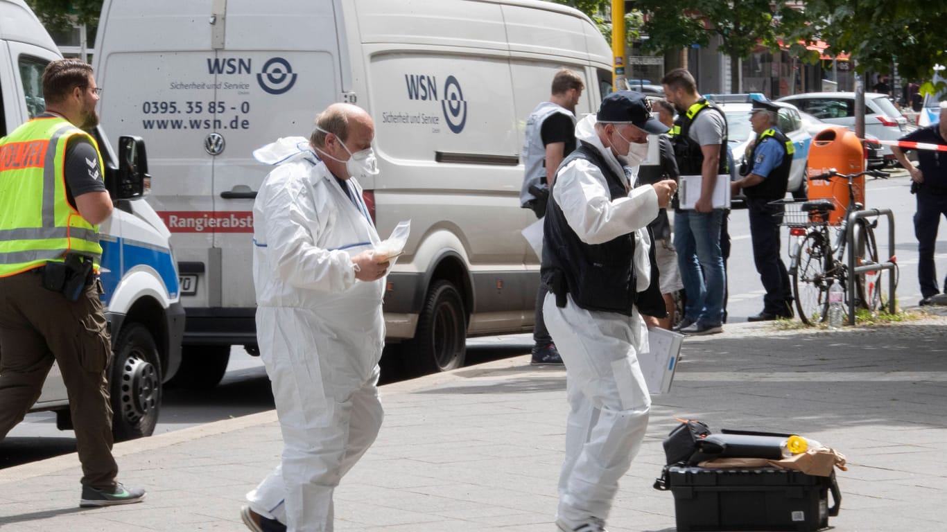 Beamte sichern Spuren kurz nach dem Überfall auf einen Geldtransport in Berlin Wilmersdorf.